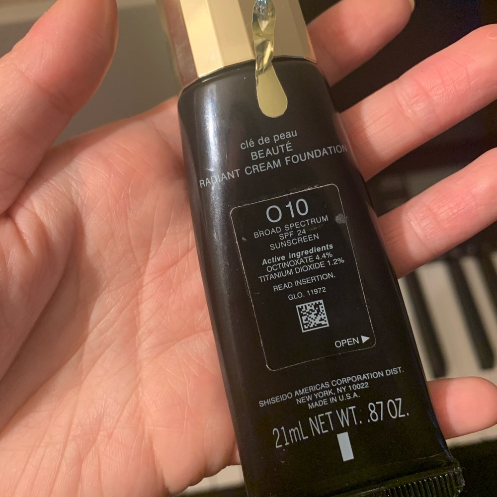 Cle de peau foundation O10